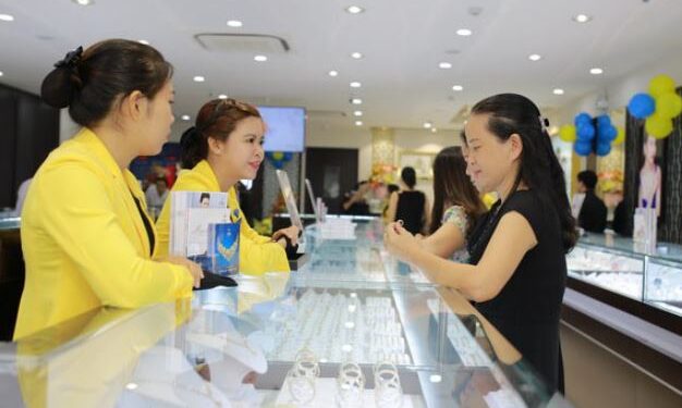 Morning Gold Prices on July 31: SJC Steady as World Gold Surpasses 2400 USD, Narrowest Gap in Nearly Half a Month