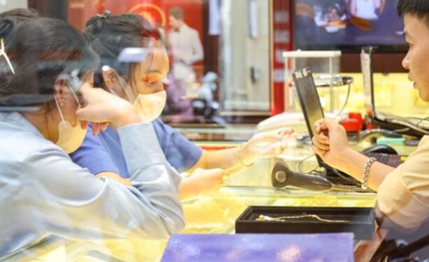 Gold Price on 7/8: Global Gold Falls Below 2400 USD, Domestic Gold Bars Unchanged